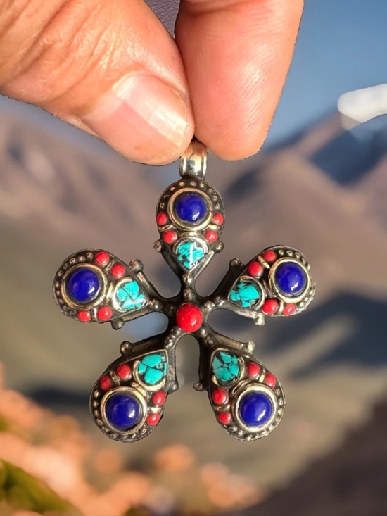 Himalayan Crafts Jewelry - Handcrafted Vintage Style Artisan Floral Pendant Inlay Stones Set In Silver 18gr